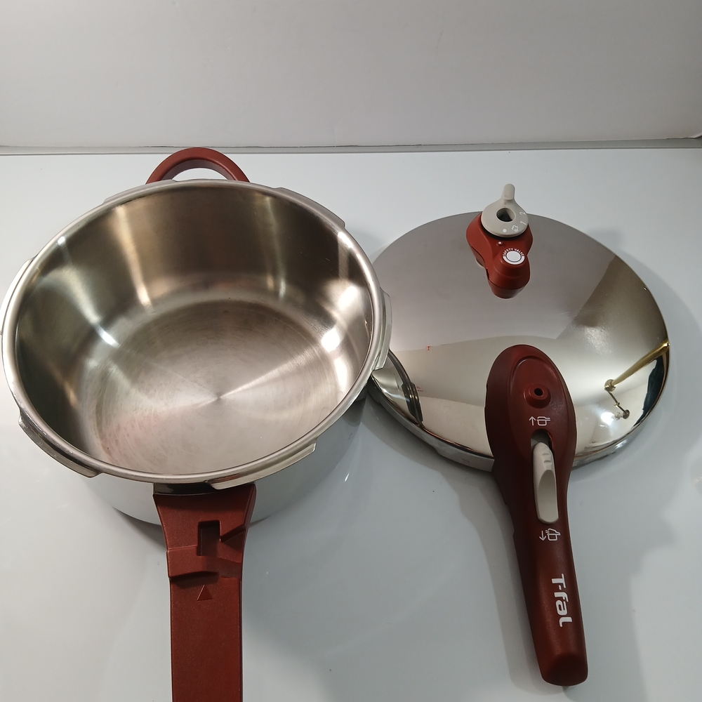 Silver and Red Pressure Cooker 4L - Picture 7 of 15